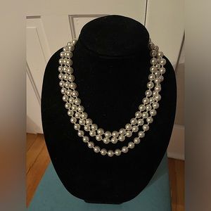 Vintage tri-strand faux pearl diamond-esque brooch clip closure.